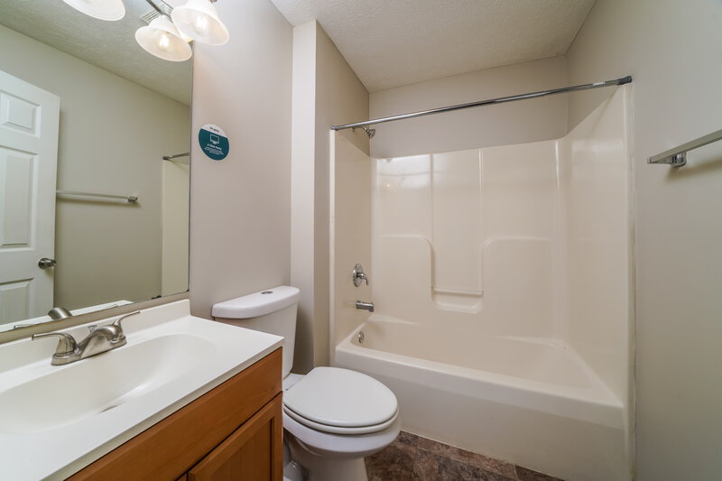1,710/Mo, 11111 Meadow Chase Ct Louisville, KY 40229 Bathroom View