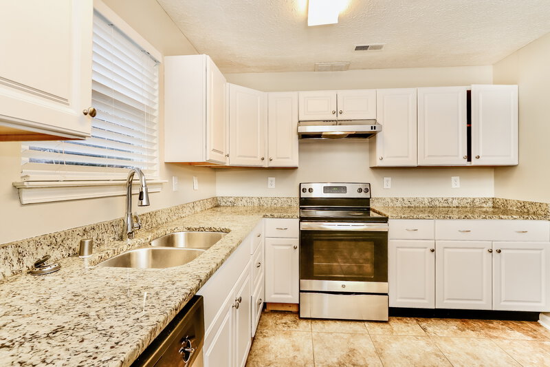 1,645/Mo, 7504 Appletree Way Louisville, KY 40228 Kitchen View 2