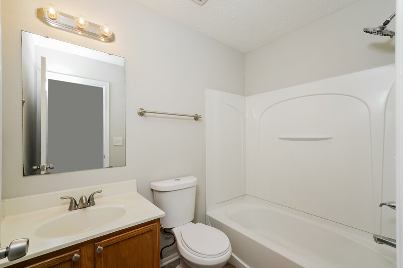 1,680/Mo, 6536 Hunters Chase Ln Louisville, KY 40258 Bathroom View
