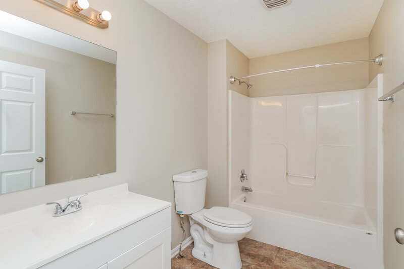1,630/Mo, 9906 Brooks Bend Rd Louisville, KY 40258 Bathroom View