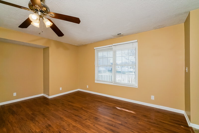 1,645/Mo, 6220 Maravian Dr Louisville, KY 40258 Living Room View 2