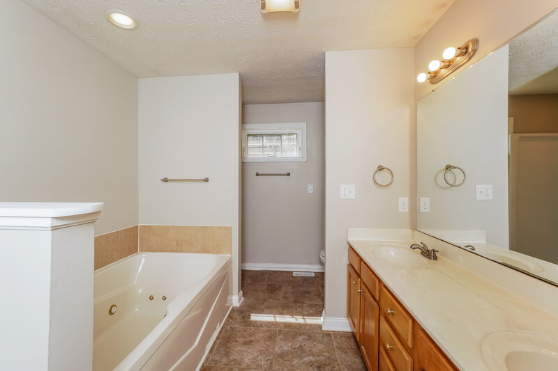 1,810/Mo, 112 Mojave Terrace Carrollton, KY 41008 Main Bathroom View