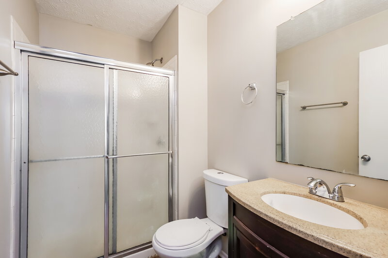 1,645/Mo, 6321 Maravian Dr Louisville, KY 40258 Main Bathroom View