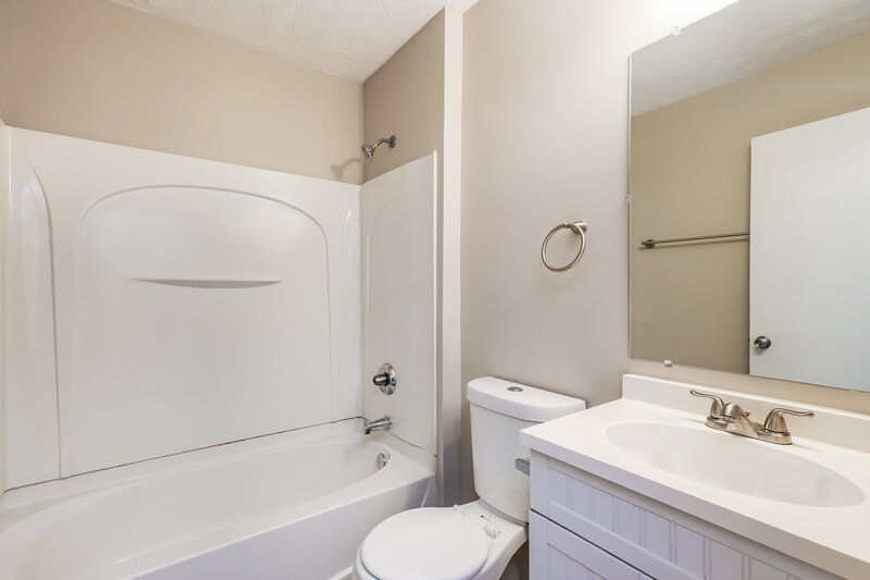 1,645/Mo, 6321 Maravian Dr Louisville, KY 40258 Bathroom View