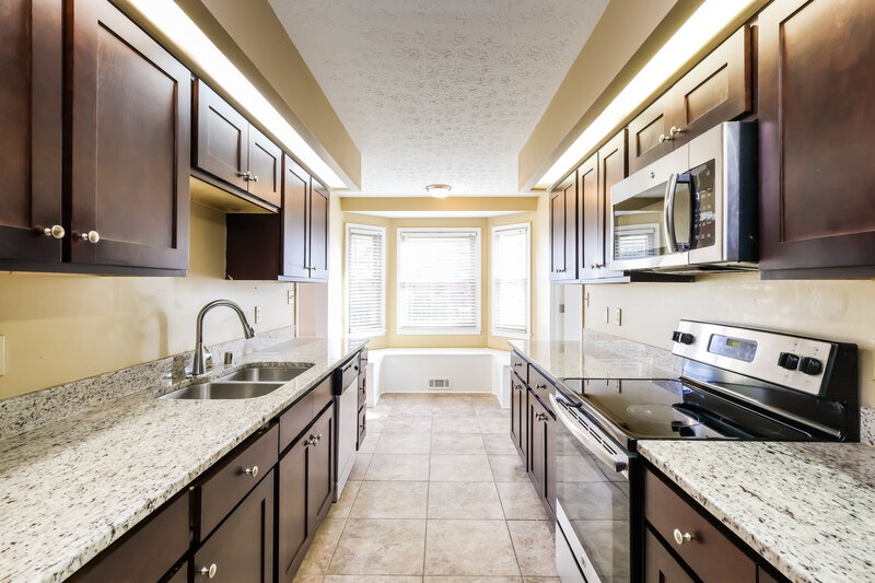 1,345/Mo, 1914 Arboro Pl Louisville, KY 40220 Kitchen View 2