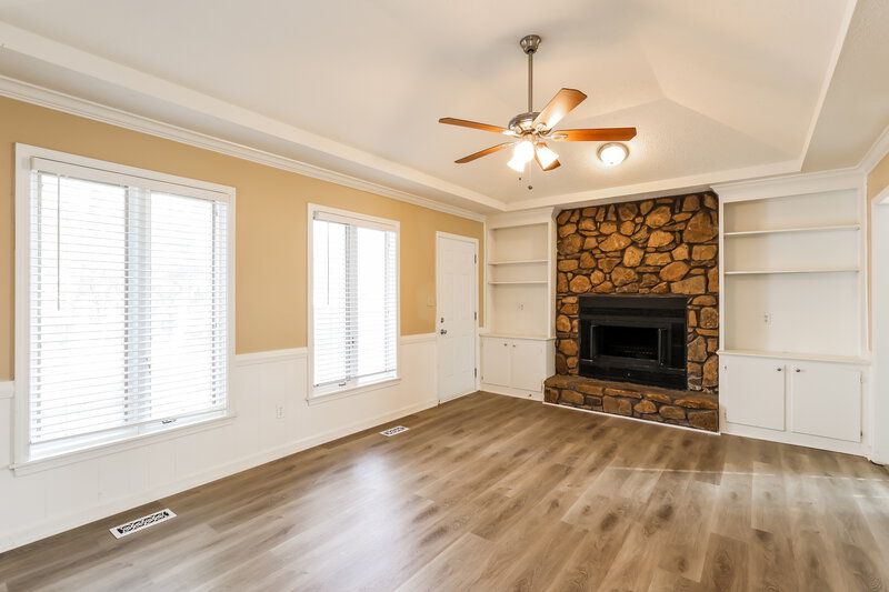 1,345/Mo, 1914 Arboro Pl Louisville, KY 40220 Family Room View 2