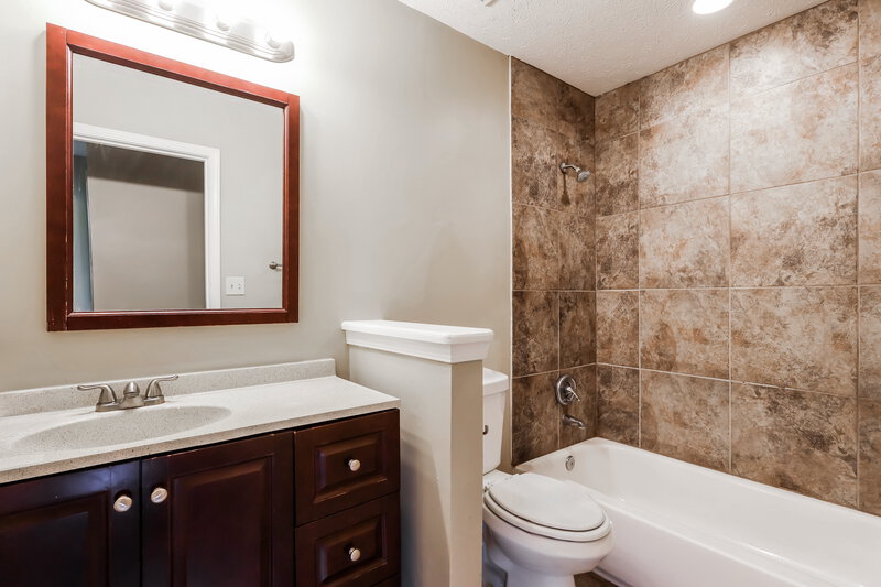 1,345/Mo, 1914 Arboro Pl Louisville, KY 40220 Bathroom View