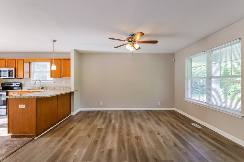 1,735/Mo, 9407 Brown Austin Rd Fairdale, KY 40118 Living Room View 2