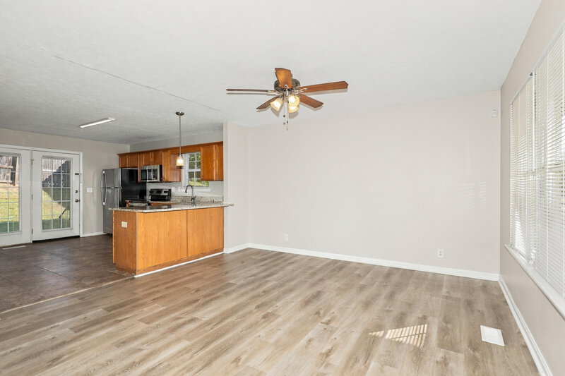 1,655/Mo, 9407 Brown Austin Rd Fairdale, KY 40118 Living Room View