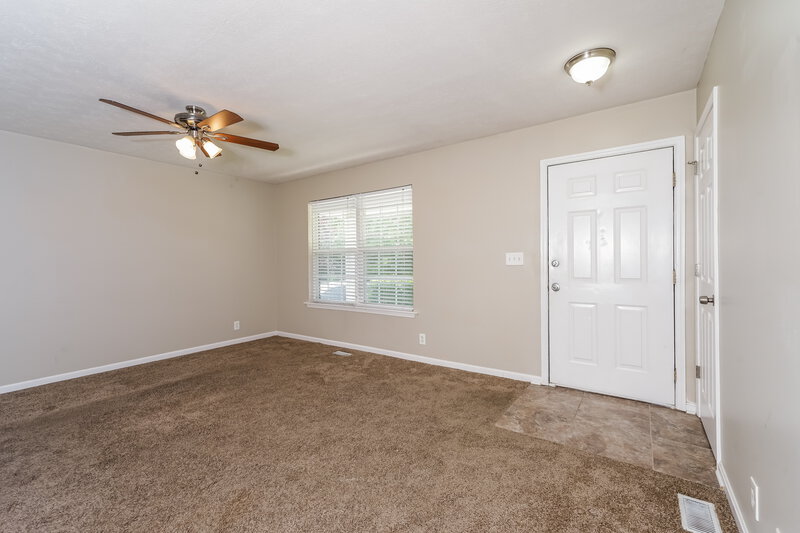 1,730/Mo, 9407 Brown Austin Rd Fairdale, KY 40118 Living Room View 2