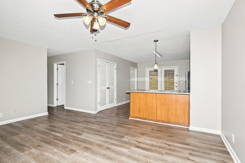 1,655/Mo, 9407 Brown Austin Rd Fairdale, KY 40118 Living Room View 2
