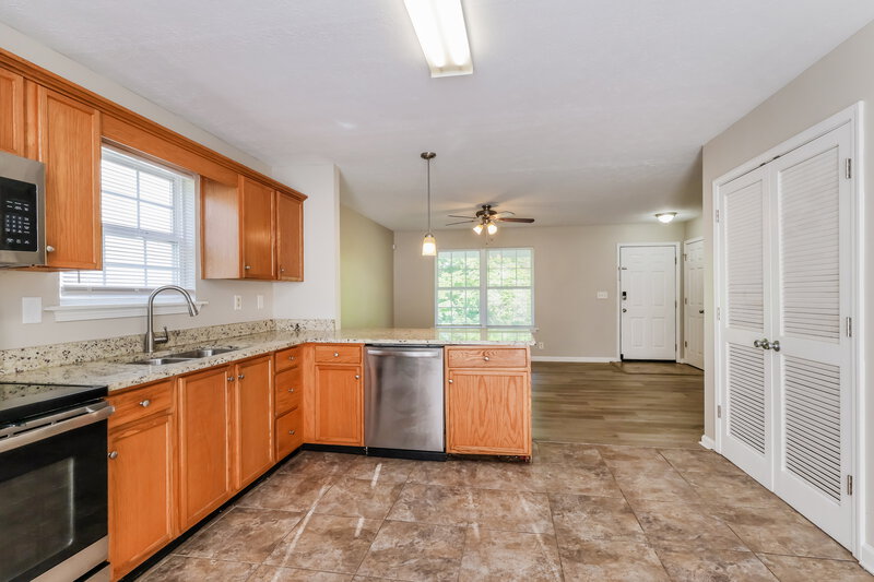 1,735/Mo, 9407 Brown Austin Rd Fairdale, KY 40118 Kitchen View 2