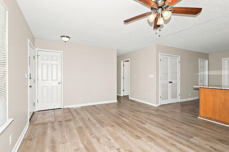 1,655/Mo, 9407 Brown Austin Rd Fairdale, KY 40118 Living Room View 3