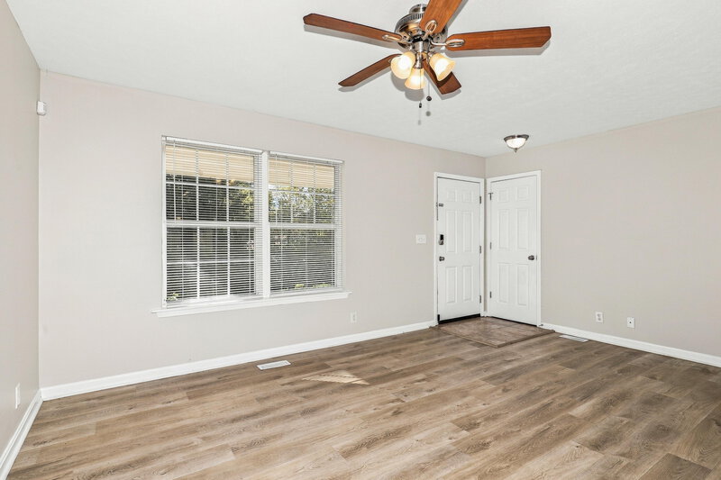 1,655/Mo, 9407 Brown Austin Rd Fairdale, KY 40118 Living Room View 4
