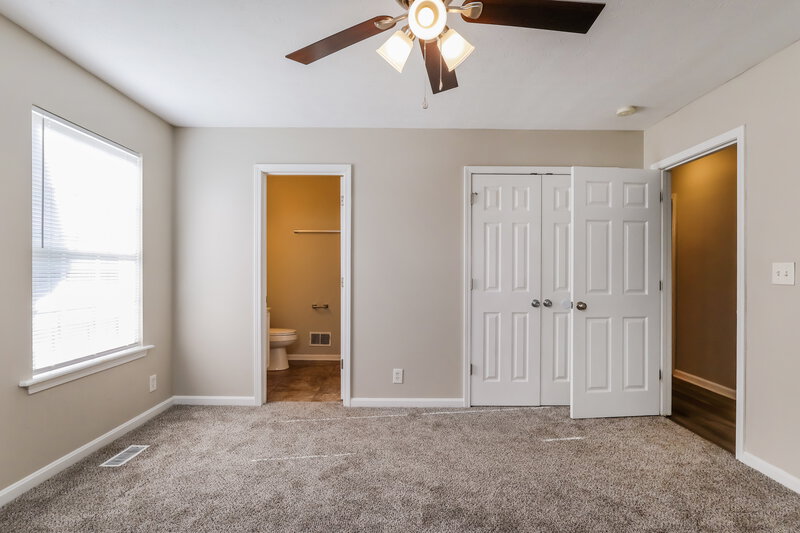 1,735/Mo, 9407 Brown Austin Rd Fairdale, KY 40118 Main Bedroom View