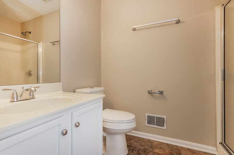 1,735/Mo, 9407 Brown Austin Rd Fairdale, KY 40118 Main Bathroom View
