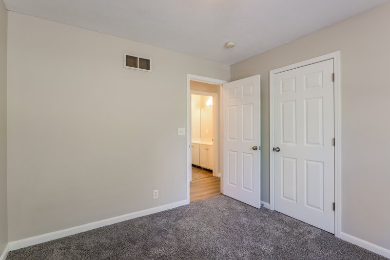 1,735/Mo, 9407 Brown Austin Rd Fairdale, KY 40118 Bedroom View 2