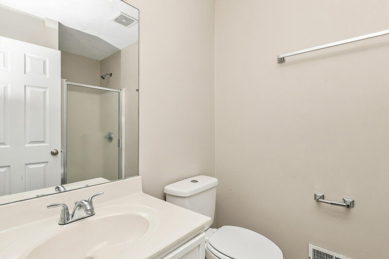 1,655/Mo, 9407 Brown Austin Rd Fairdale, KY 40118 Primary Bathroom View
