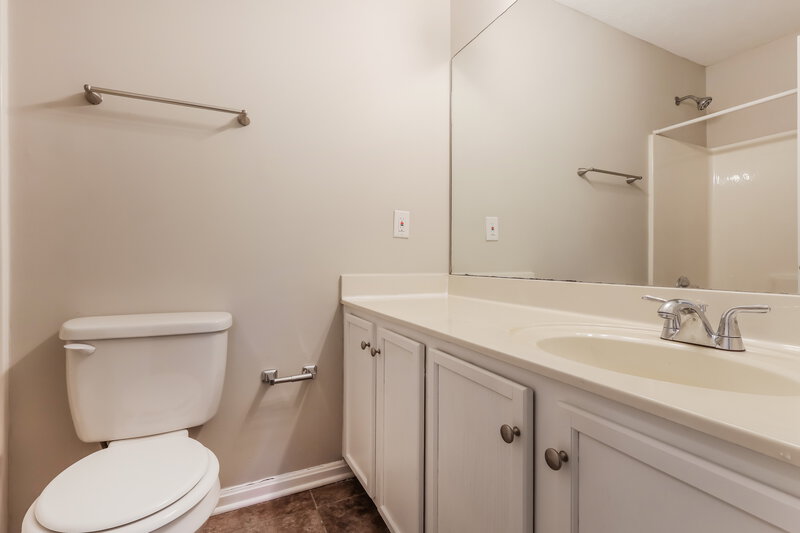 1,735/Mo, 9407 Brown Austin Rd Fairdale, KY 40118 Bathroom View