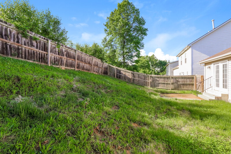 1,735/Mo, 9407 Brown Austin Rd Fairdale, KY 40118 Backyard View