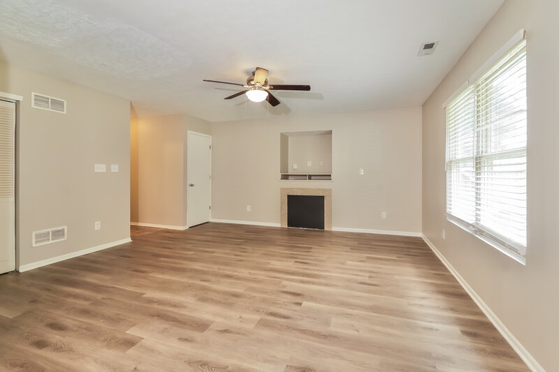 1,965/Mo, 6714 Hunters Creek Blvd Louisville, KY 40258 Living Room View