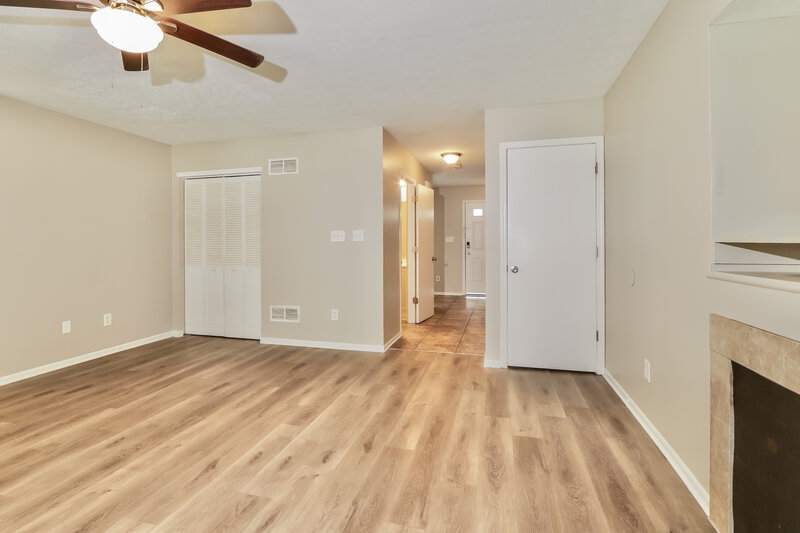 1,965/Mo, 6714 Hunters Creek Blvd Louisville, KY 40258 Living Room View 2