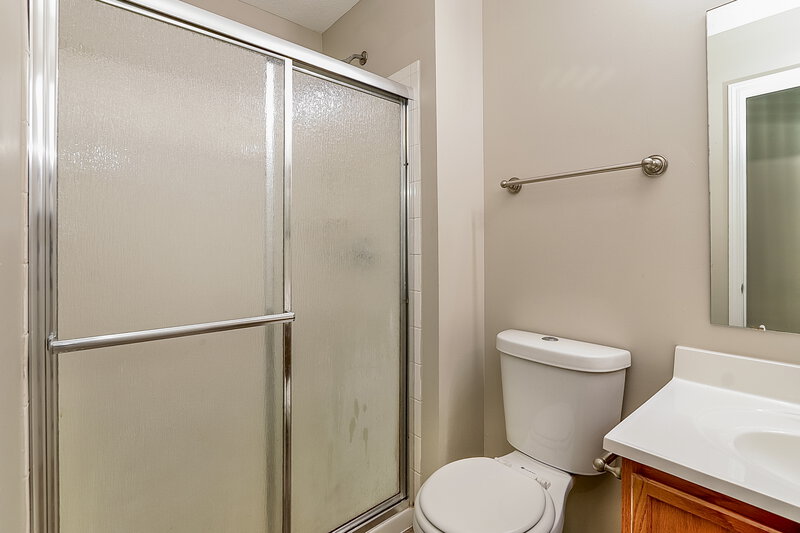 1,965/Mo, 6714 Hunters Creek Blvd Louisville, KY 40258 Main Bathroom View