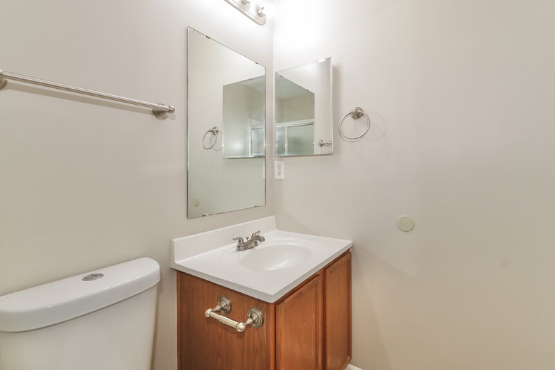 1,965/Mo, 6714 Hunters Creek Blvd Louisville, KY 40258 Bathroom View