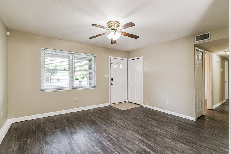 1,435/Mo, 3702 Blue Creek Ct Louisville, KY 40229 Living Room View 2