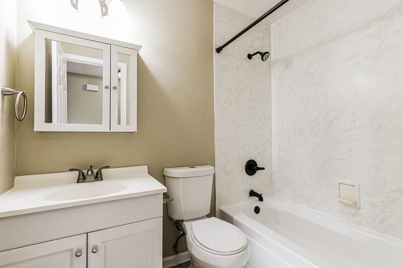 1,435/Mo, 3702 Blue Creek Ct Louisville, KY 40229 Bathroom View
