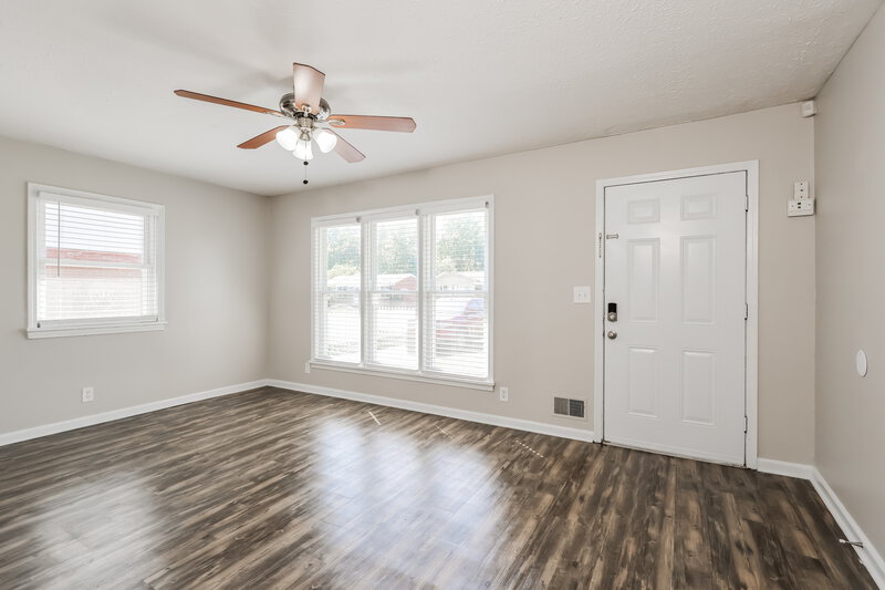 1,615/Mo, 819 Flicker Rd Louisville, KY 40214 Living Room View