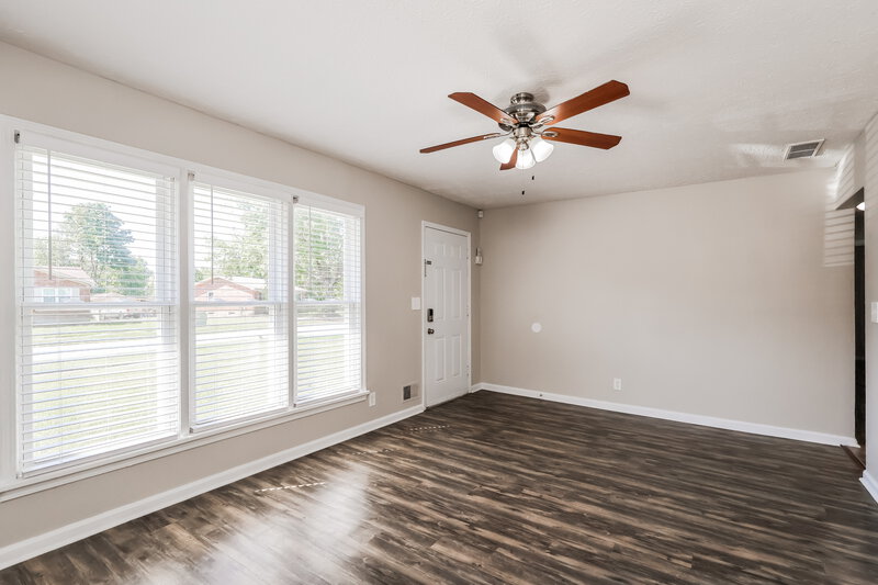 1,615/Mo, 819 Flicker Rd Louisville, KY 40214 Living Room View 2