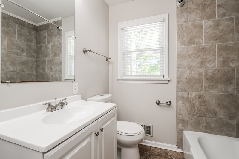 1,615/Mo, 819 Flicker Rd Louisville, KY 40214 Main Bathroom View