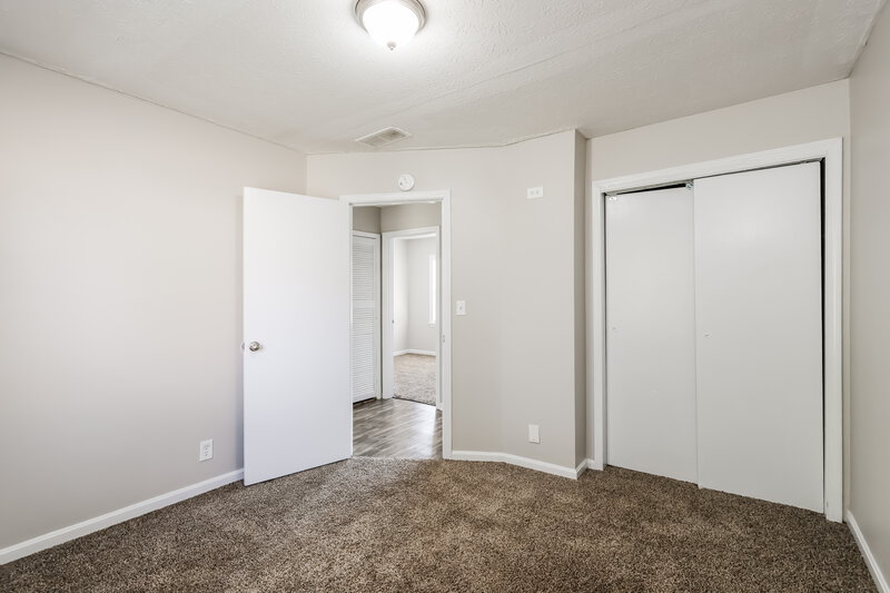 1,615/Mo, 819 Flicker Rd Louisville, KY 40214 Bedroom View 2