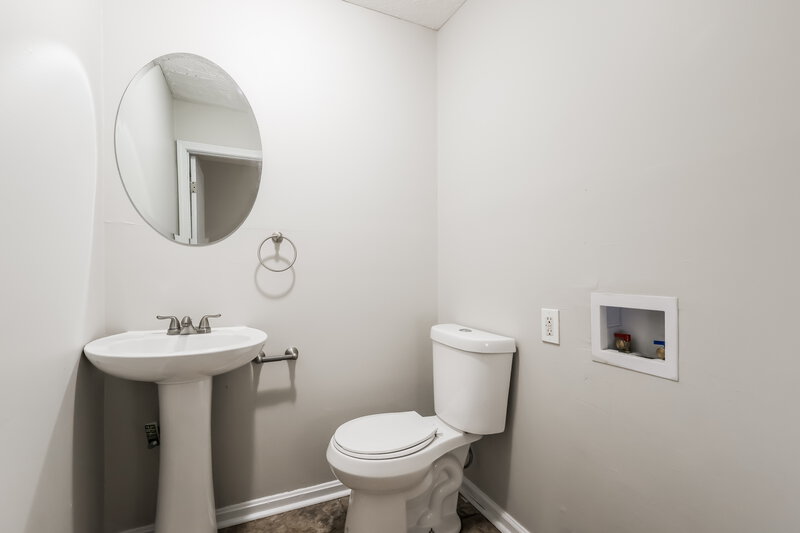 1,615/Mo, 819 Flicker Rd Louisville, KY 40214 Bathroom View