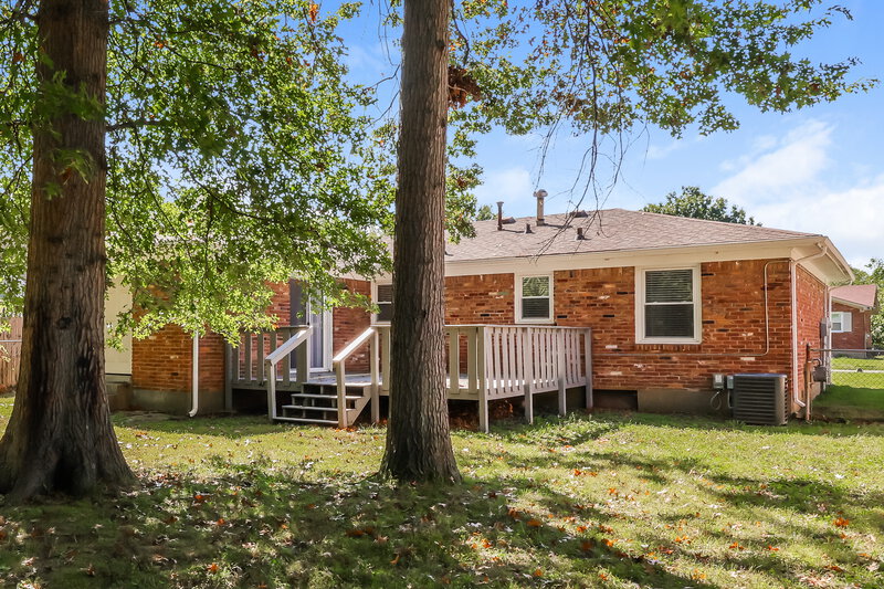 1,615/Mo, 819 Flicker Rd Louisville, KY 40214 Rear View