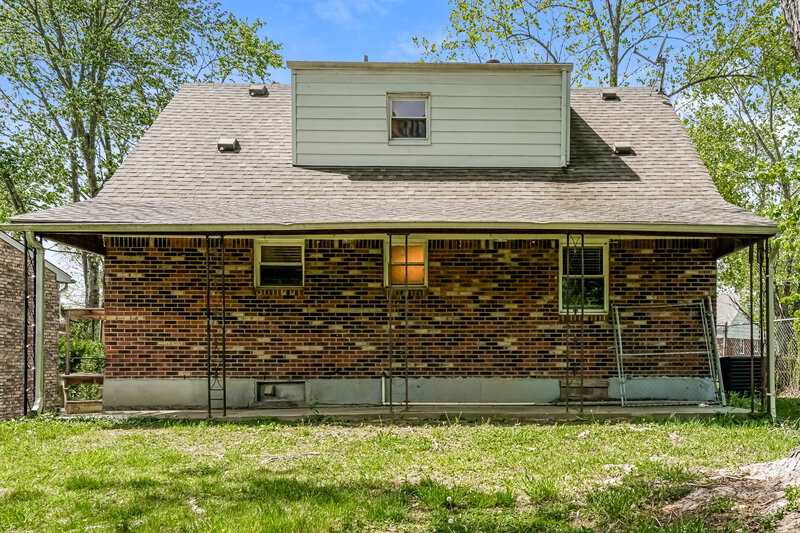 1,605/Mo, 2402 Parliament Ct Louisville, KY 40272 Rear View