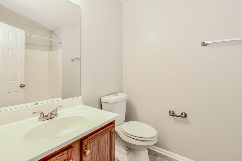 1,815/Mo, 1820 Jefferson Ave Louisville, KY 40242 Main Bathroom View