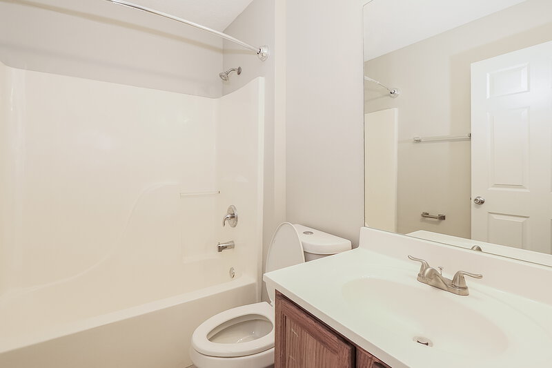 1,815/Mo, 1820 Jefferson Ave Louisville, KY 40242 Bathroom View
