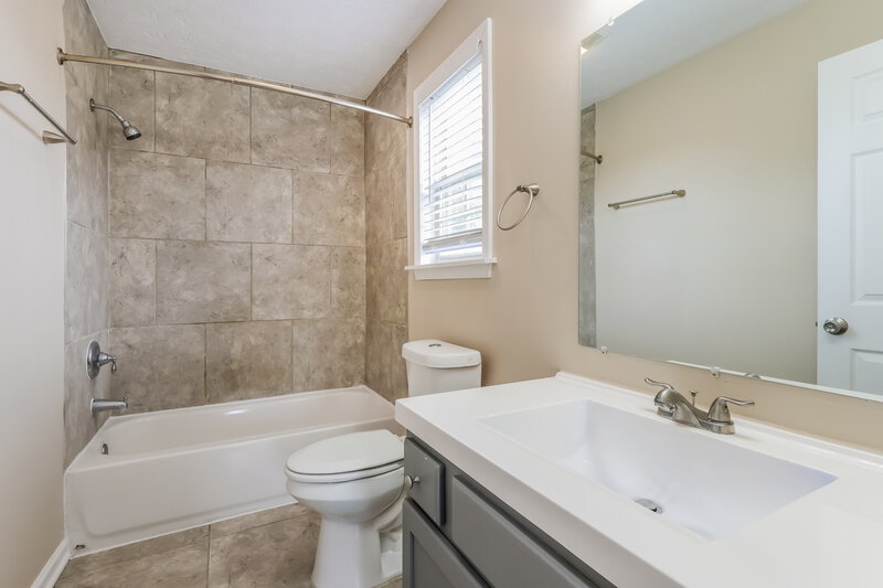 1,570/Mo, 173 Agin Way Milton, KY 40045 Main Bathroom View
