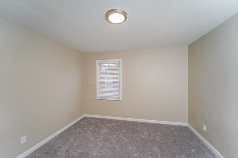1,375/Mo, 4629 Lor Ann Ave Louisville, KY 40219 Master Bedroom View 4