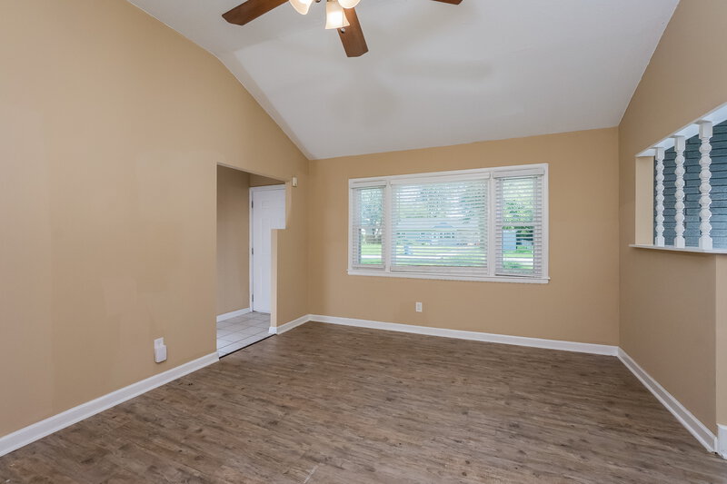 1,555/Mo, 7206 Rainbow Dr Louisville, KY 40272 Living Room View 4