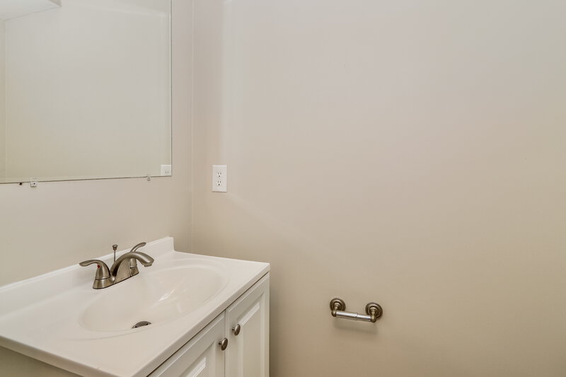 1,270/Mo, 5024 Fay Ave Louisville, KY 40214 Bathroom View