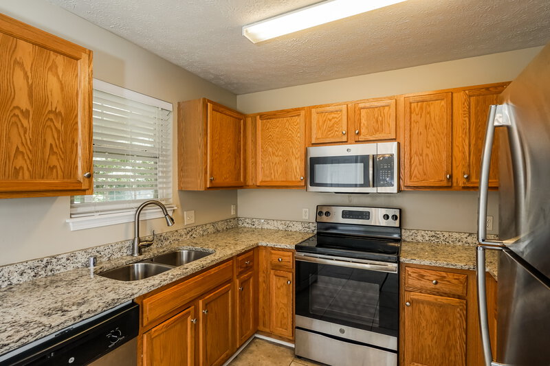 2,015/Mo, 11109 Meadow Chase Ct Louisville, KY 40229 Kitchen View