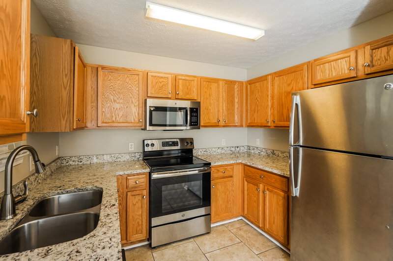 2,015/Mo, 11109 Meadow Chase Ct Louisville, KY 40229 Kitchen View 3