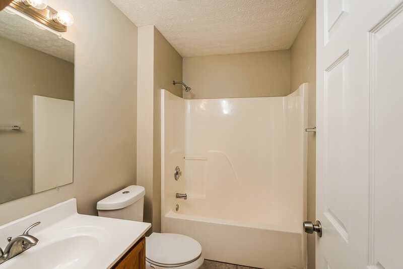 2,015/Mo, 11109 Meadow Chase Ct Louisville, KY 40229 Main Bathroom View