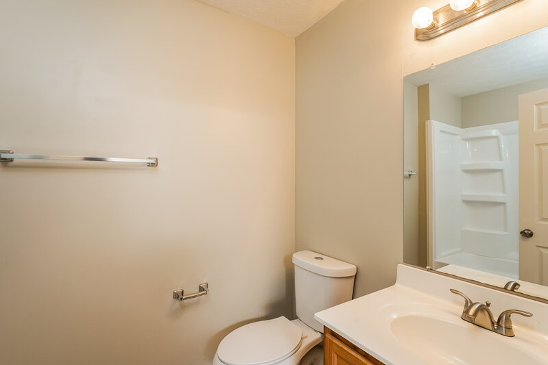 2,015/Mo, 11109 Meadow Chase Ct Louisville, KY 40229 Bathroom View