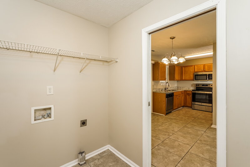 2,015/Mo, 11109 Meadow Chase Ct Louisville, KY 40229 Laundry Room View