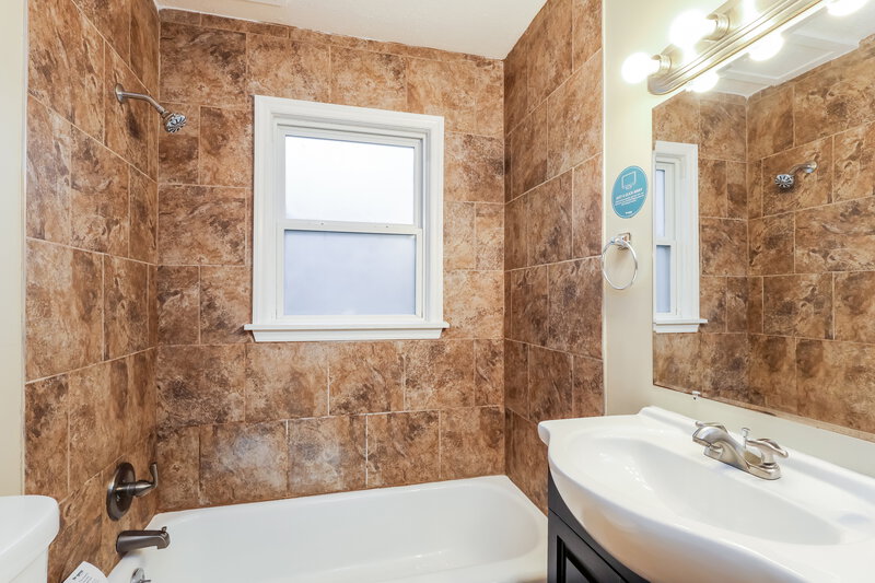1,845/Mo, 1123 Clay Ave Louisville, KY 40219 Bathroom View 2