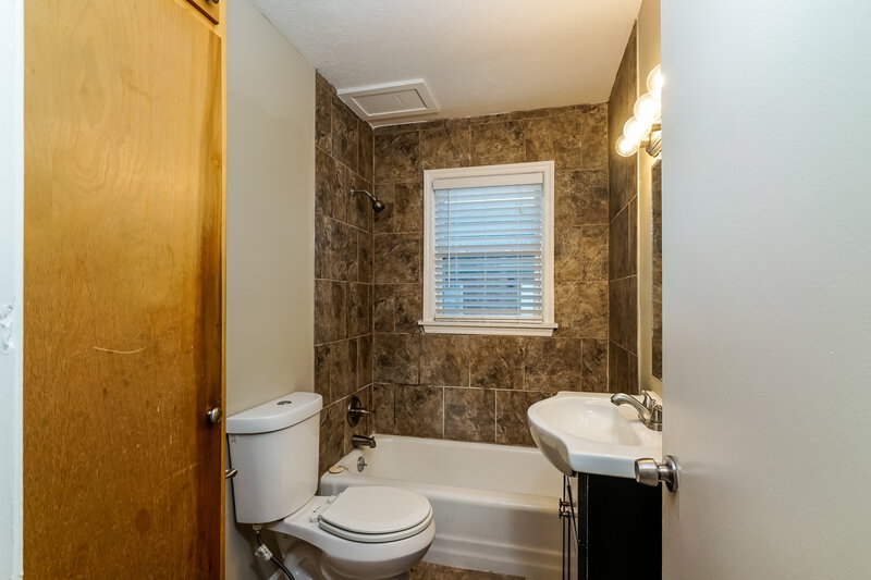 1,330/Mo, 1123 Clay Ave Louisville, KY 40219 Bathroom View 2